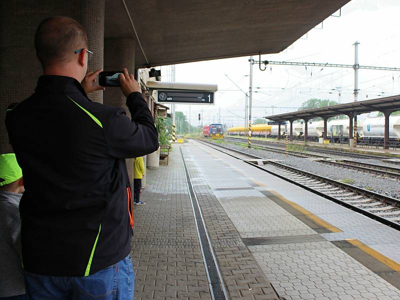 Slovenská strela se z Přerovských strojíren vrátila po kolejích 19. června 2020 do hranických dílen společnosti Českomoravská železniční opravna v novém višňově červeném kabátě a se starozlatou korunkou na střeše.