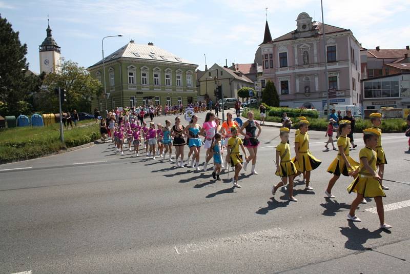 Průvod mažoretek Hranicemi