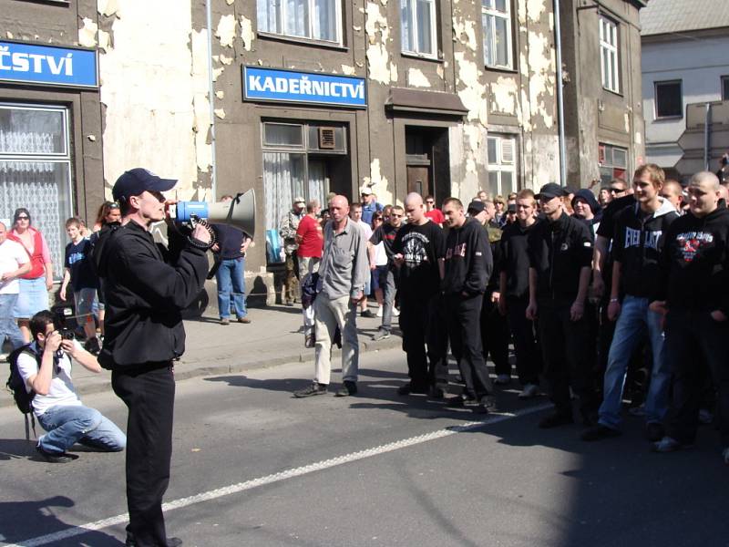 Při pochodu je v ulicích Přerova 700 policistů, je nasazena těžká technika, obrněné transportéry a cisternové stříkačky. Byly nalezeny dva výbušné systémy.