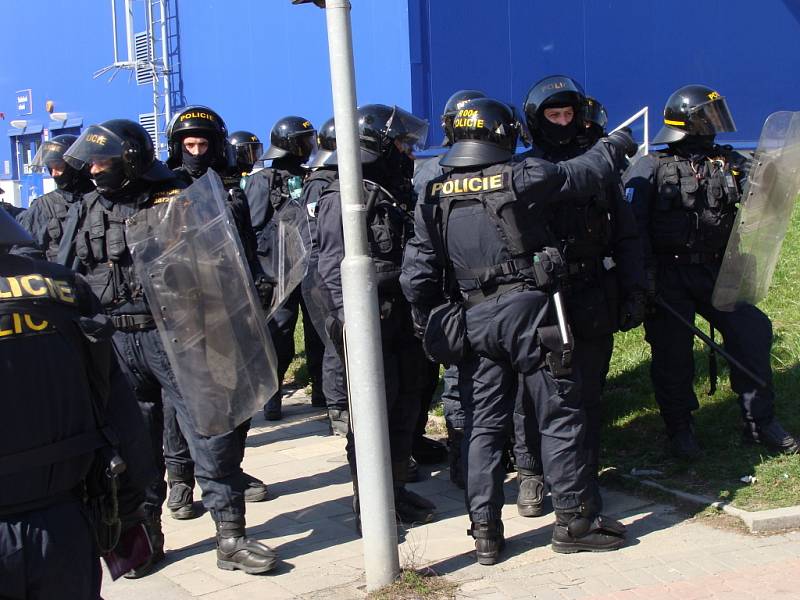 Při pochodu je v ulicích Přerova 700 policistů, je nasazena těžká technika, obrněné transportéry a cisternové stříkačky. Byly nalezeny dva výbušné systémy.