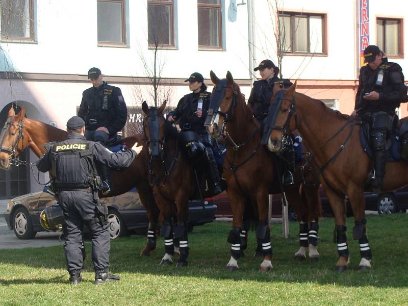 Při pochodu je v ulicích Přerova 700 policistů, je nasazena těžká technika, obrněné transportéry a cisternové stříkačky. Byly nalezeny dva výbušné systémy.