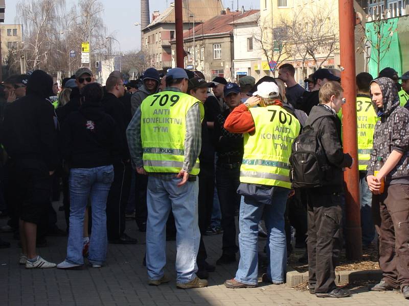 Při pochodu je v ulicích Přerova 700 policistů, je nasazena těžká technika, obrněné transportéry a cisternové stříkačky. Byly nalezeny dva výbušné systémy.