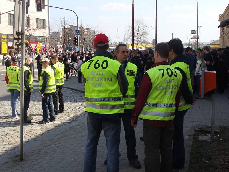 Při pochodu je v ulicích Přerova 700 policistů, je nasazena těžká technika, obrněné transportéry a cisternové stříkačky. Byly nalezeny dva výbušné systémy.