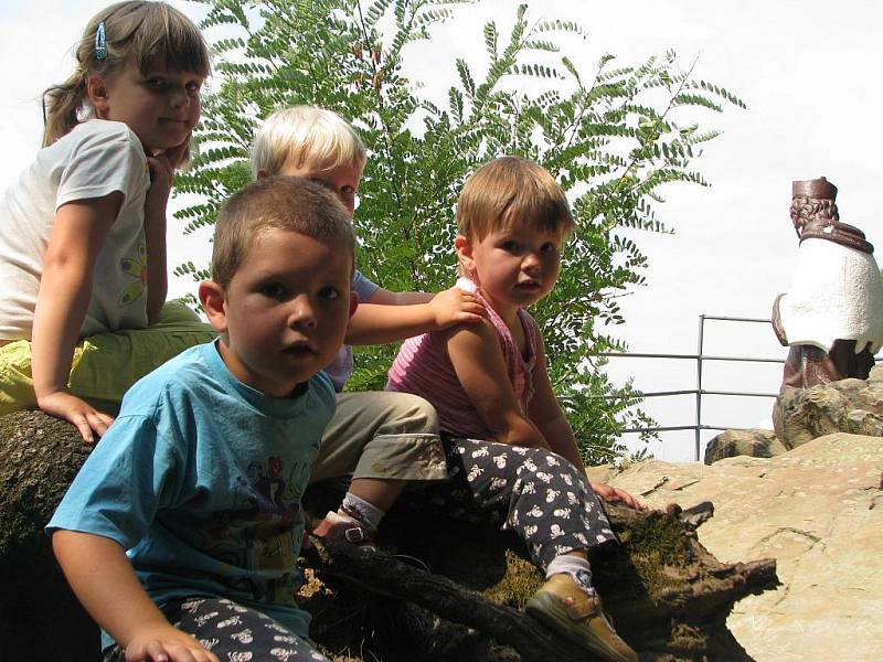 Dětem stromy v chráněné oblasti Hůrka v sousedství Hranic vůbec nepřekážejí. Výlet k vyhlídce u svatého Jana nebo k propasti jim naopak dokáží příjemně zpestřit.