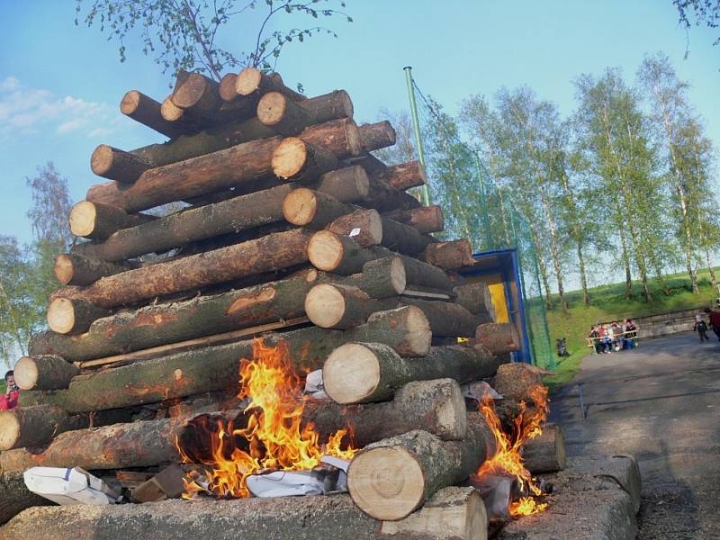 Lampiónový průvod, zapálení vatry a májová veselice v Horním Újezdu