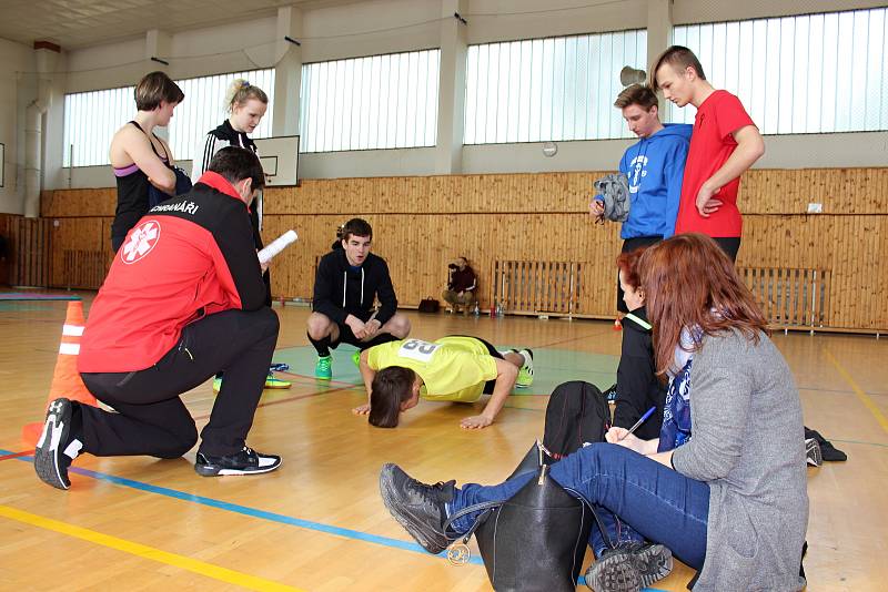 V 1. ročníku krajské soutěže Mám na to studenti plnili disciplíny, které jsou potřeba pro přijetí k Policii ČR - testy autoškoly, kliky, motorické cviky, člunkový a vytrvalostní běh.