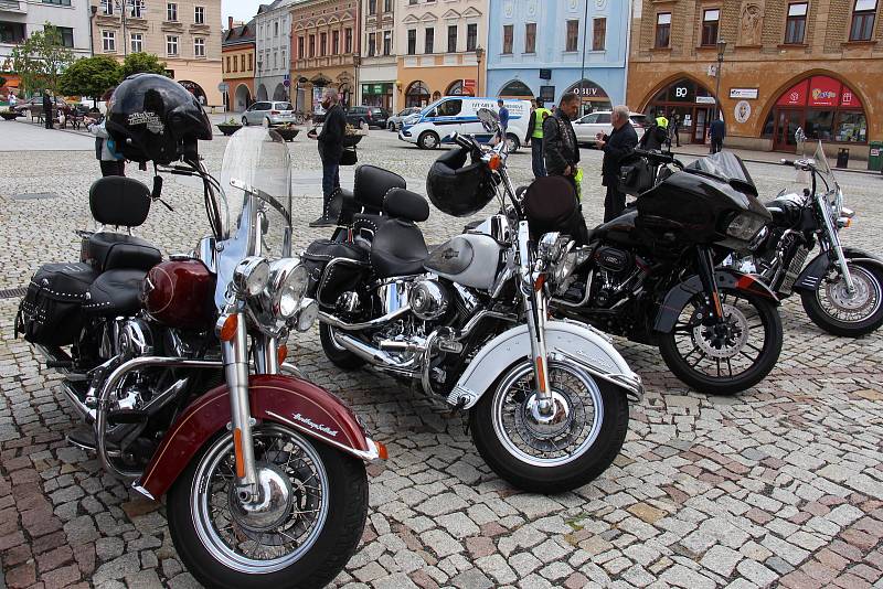 Motorkáři se v Hranicích pomodlili za mrtvé kamarády a zahájili letošní sezonu.