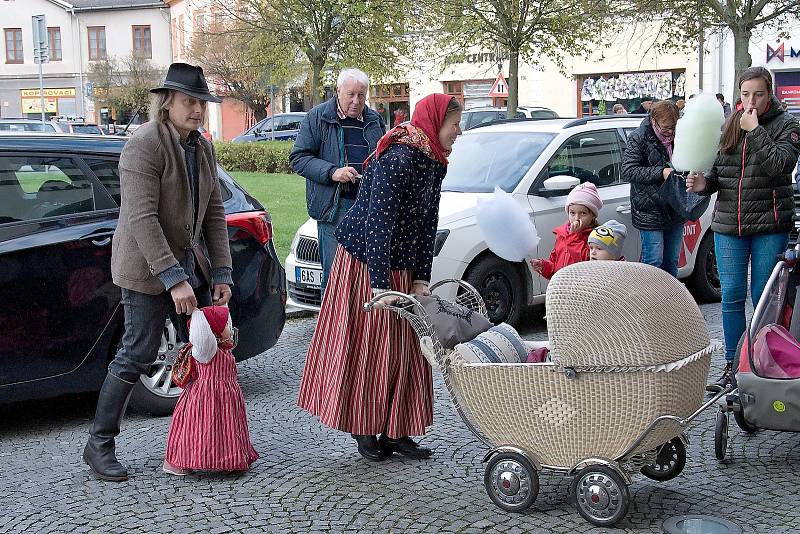 Dvorana hranického zámku se v pátek odpoledne přenesla do časů první republiky.