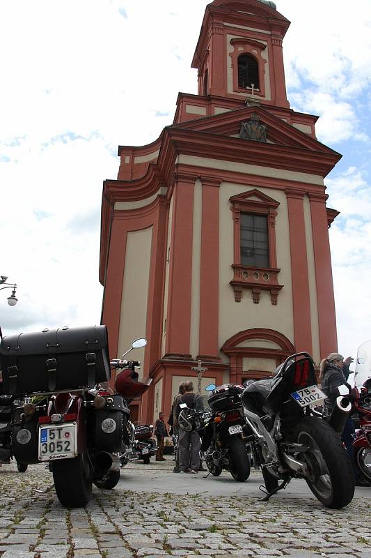 Motorkáři se v Hranicích pomodlili za mrtvé kamarády a zahájili letošní sezonu.