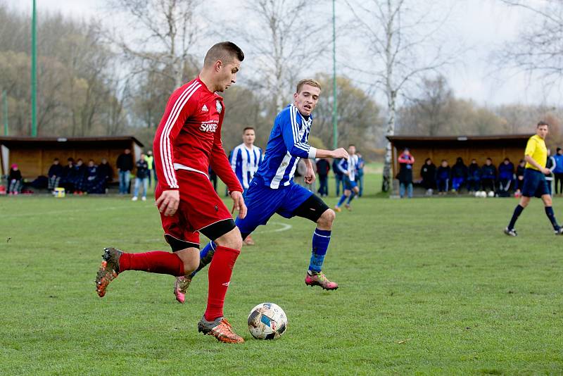 Fotbalisté Ústí (v červeném) v derby proti SK Hranice (2:0)