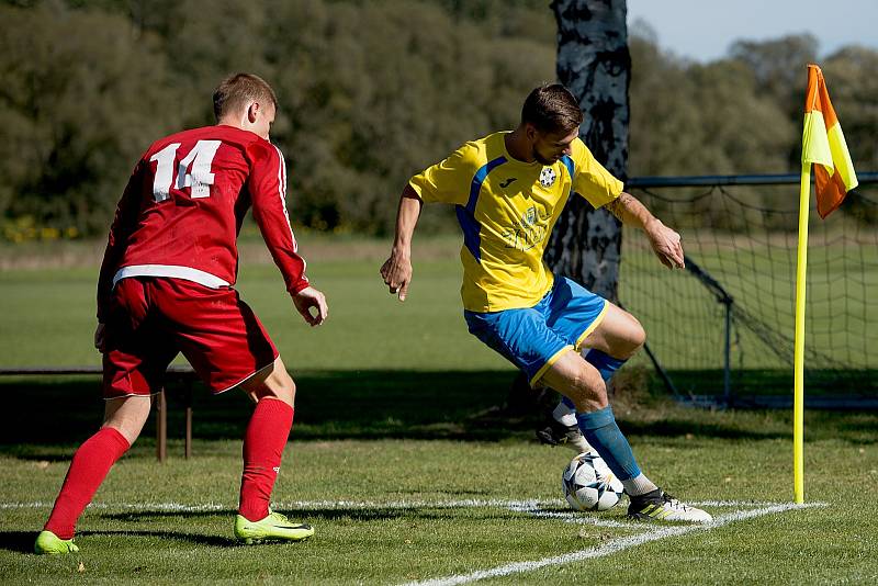 Fotbalisté TJ Sokol Ústí (v červeném) proti FK Kozlovice