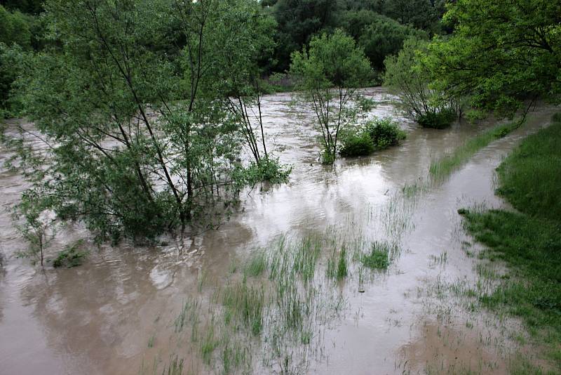 Bečva je v Hranicích na druhém povodňovém stupni. V Ústí zalila fotbalové hřiště.