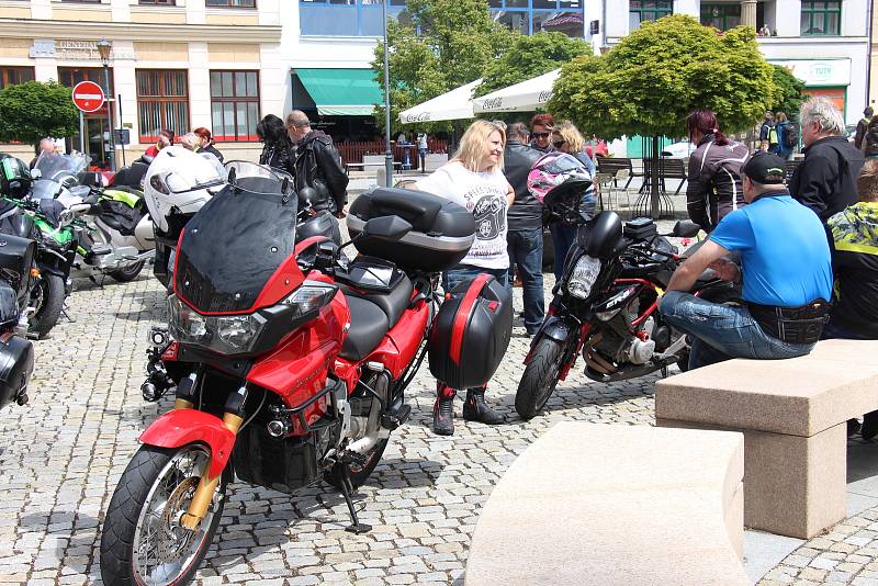 Motorkáři se v Hranicích pomodlili za mrtvé kamarády a zahájili letošní sezonu.