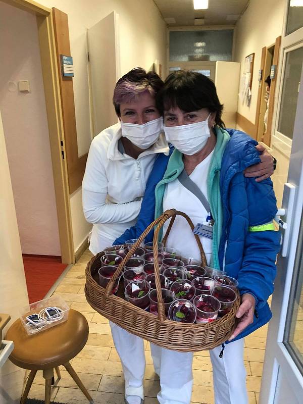 Lenka Kopřivová z Hranic darovala krev v pondělí 9. listopadu poprvé v životě. Zdravotnímu personálu se svou vnučkou připravila panna cottu.