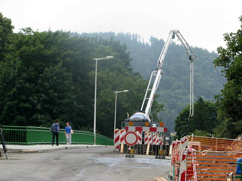Silniční most do Teplic je od pondělního rána otevřen pouze chodcům.
