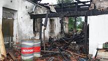 V Lipné u Potštátu hořel další dům. V sobotu 25. července dopoledne začali kriminalisté s vyšetřováním. Poškozený dům ještě na dvou místech doutnal. 