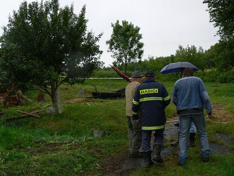 V Lipné u Potštátu hořel další dům. V sobotu 25. července dopoledne začali kriminalisté s vyšetřováním. Poškozený dům ještě na dvou místech doutnal. 