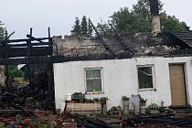 V Lipné u Potštátu hořel další dům. V sobotu 25. července dopoledne začali kriminalisté s vyšetřováním. Poškozený dům ještě na dvou místech doutnal. 