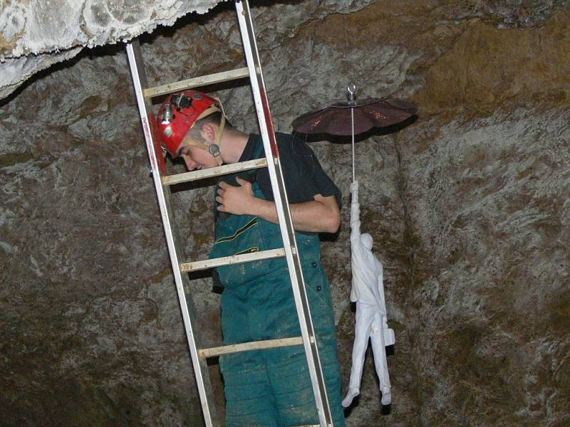 Instalace výstavy soch v prostorách Zbrašovských aragonitových jeskyní
