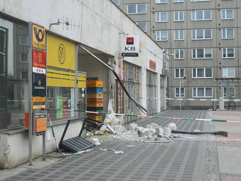 Ve středu časně ráno uloupili bankomat ze zdi pekárny v Přerově - Předmostí.