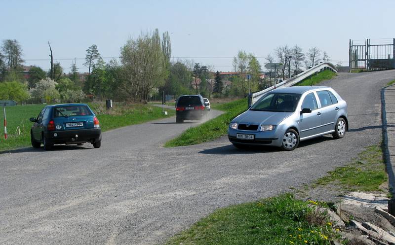 Řidiči osobních aut se na druhou stranu řeky dostanou nouzovým přejezdem po hrázi jezu níže po proudu Bečvy - ulice U Splavu a Žáčkova. 