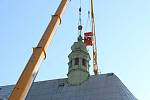 Sundávání poškozené věžičky kostela Stětí svatého Jana Křtitele na Masarykově náměstí v Hranicích v úterý 16. dubna krátce po desáté hodině dopoledne.