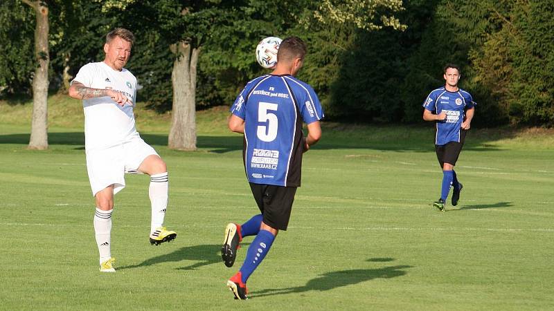 Fotbalisté Všechovic (v bílém) v přípravě proti Bystřici pod Hostýnem.