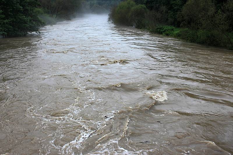 Bečva u ústeckého mostu v neděli 21. června v 16.30 hodin.