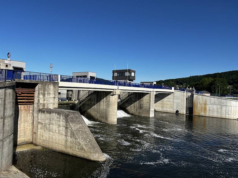 Jez v Hranicích je po dvou letech znovu otevřený pro veřejnost. Lidé se mohou z blízka podívat, jak Povodí Moravy jez rozšířilo a vybudovalo u něj rybí přechod. Květen 2022