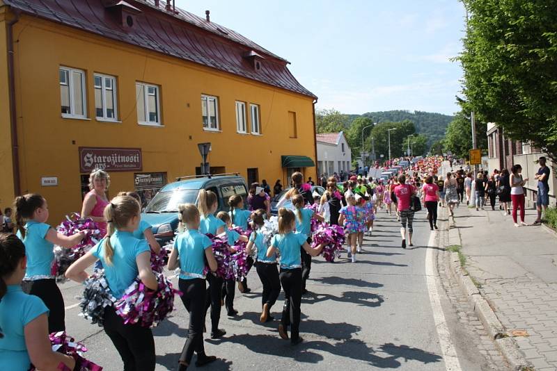 Průvod mažoretek Hranicemi