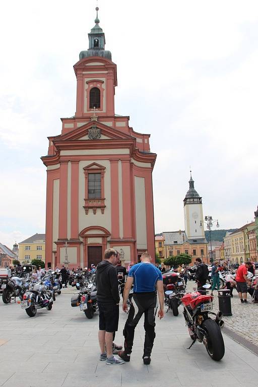 Na sto padesát motocyklů mohli obdivovat lidé, kteří se přišli podívat v sobotu na Masarykovo náměstí v Hranicích. V kostele Stětí sv. Jana Křtitele se konala tradiční motorkářská mše, která je součástí zahájení sezony. 