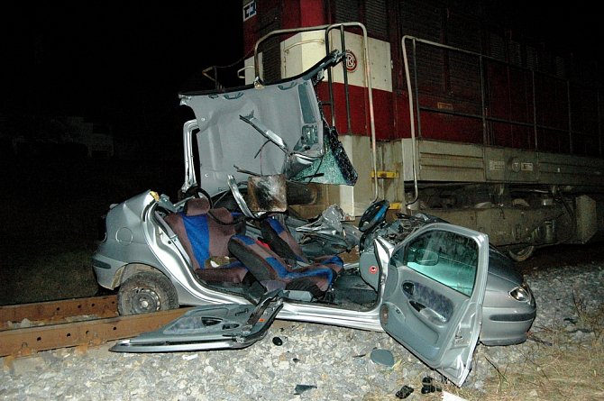 Vážná dopravní nehoda zastavila provoz na trati mezi 