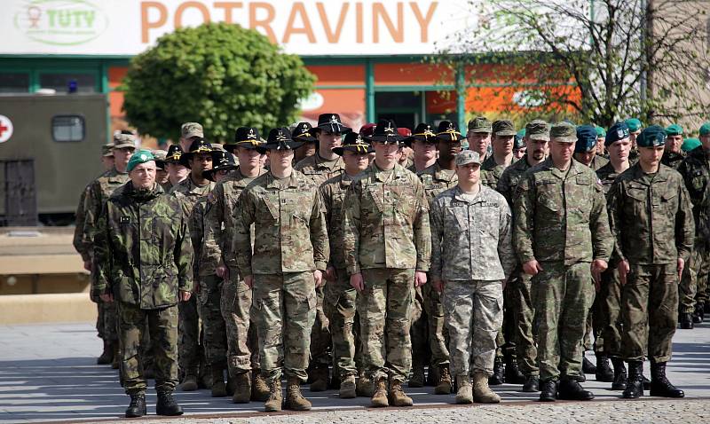 Slavnostní nástup vojáků 7.mechanizované brigády na Masarykově náměstí v Hranicích