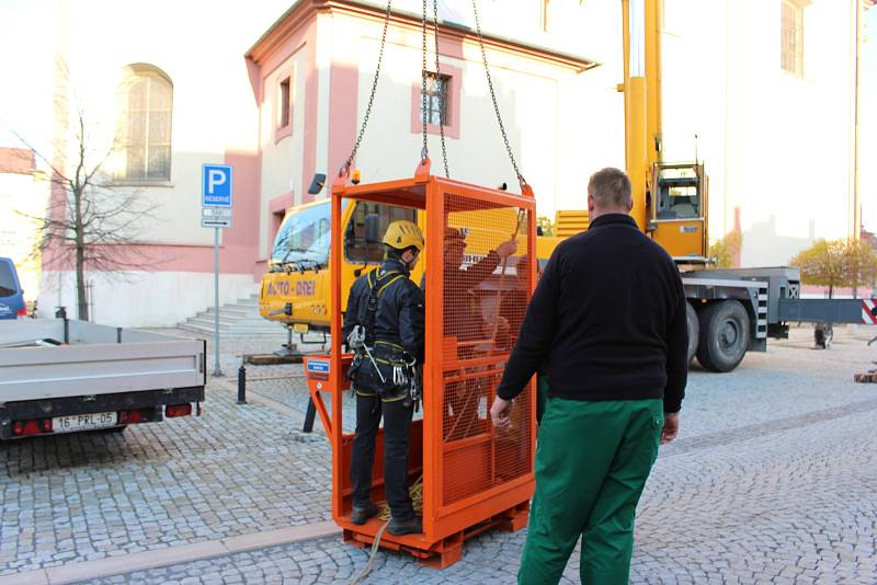 Přípravy na sundání poškozené věžičky na kostele Stětí svatého Jana Křtitele na Masarykově náměstí v Hranicích. 16. dubna 2019