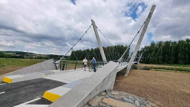 Slavnostní otevření nově zbudované lávky pro cyklisty a pěší, která je součástí cyklostezky Bečva mezi Černotínem a Ústím na Hranicku

