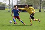 Strhující derby olomouckého krajského přeboru mezi fotbalisty Ústí (ve žlutém) a FC Želatovice. Pavel Zagol (vpravo)