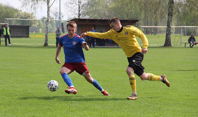Strhující derby olomouckého krajského přeboru mezi fotbalisty Ústí (ve žlutém) a FC Želatovice. Pavel Zagol (vpravo)