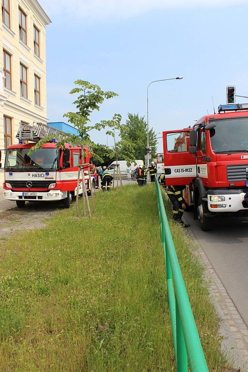 Žáci ZŠ 1. máje zažili vyučování plné napětí a nebezpečí. Právě v jejich škole se uskutečnilo prověřovací cvičení Sboru dobrovolných i profesionálních hasičů z Hranic a okolí.