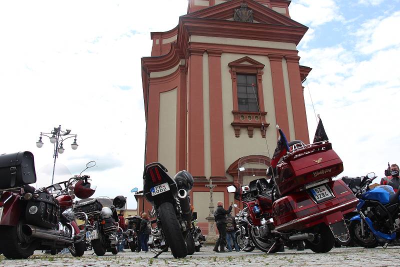 Motorkáři se v Hranicích pomodlili za mrtvé kamarády a zahájili letošní sezonu.