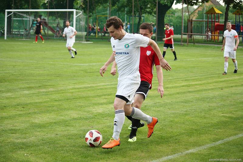 Fotbalisté Tatranu Všechovice (v bílém) v domácím prostředí rozdrtili 6:1 Kralice na Hané. Foto: Pavel Hrdlička