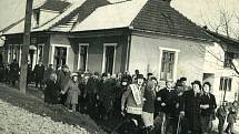 Masopustní průvod v Hluzově na Hranicku v roce 1959.