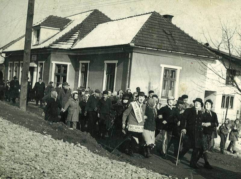Masopustní průvod v Hluzově na Hranicku v roce 1959.