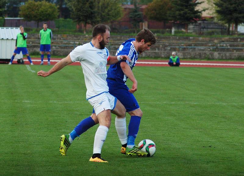 Fotbalisté Hranic (v pruhovaném) v domácím utkání s Přerovem (6:2).