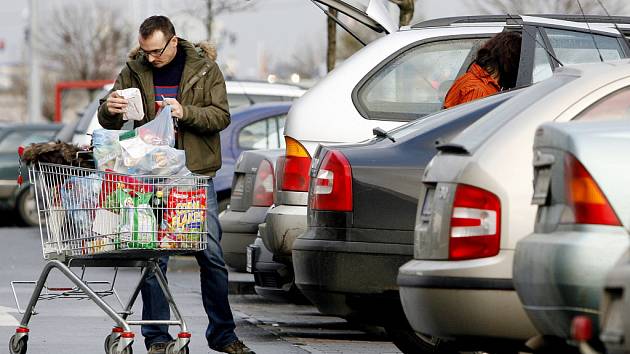 Přestože na parkovištích před supermarkety hlídá bezpečnostní služba, dobře se ujistěte, že jste své auto dobře uzamkli.