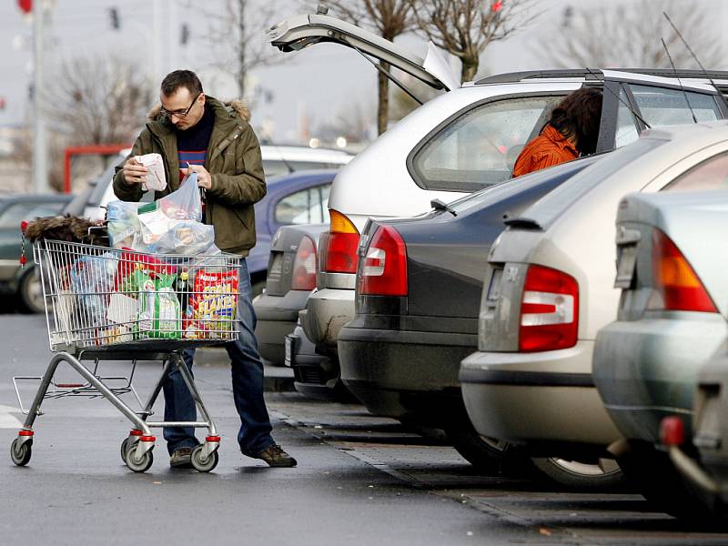 Přestože na parkovištích před supermarkety hlídá bezpečnostní služba, dobře se ujistěte, že jste své auto dobře uzamkli.