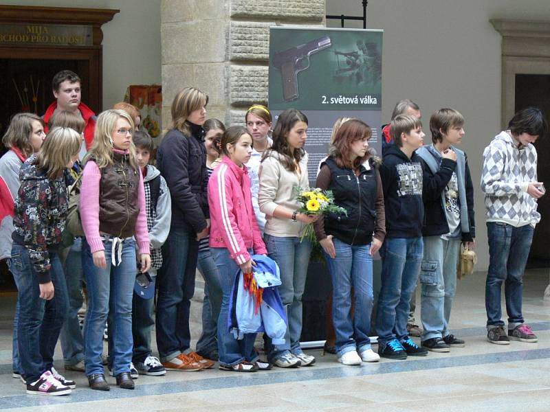 Zahájení hranické výstavy Bojovníci proti totalitě pohledem dětí se zúčastnili i pamětníci a významní hosté.