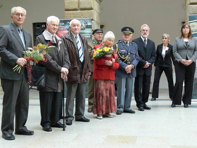 Zahájení hranické výstavy Bojovníci proti totalitě pohledem dětí se zúčastnili i pamětníci a významní hosté.