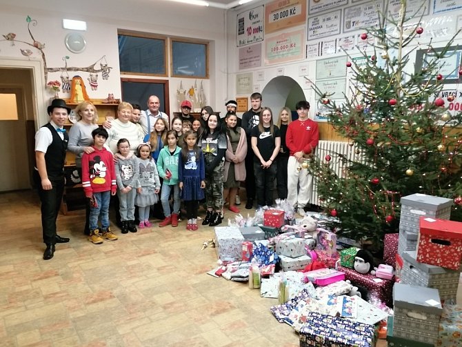 Spolek žen Rouské letos již po patnácté připravil vánoční nadílku v dětských domovech.