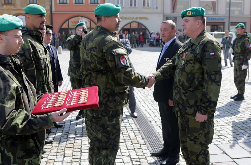 Slavnostní nástup vojáků 7.mechanizované brigády na Masarykově náměstí v Hranicích