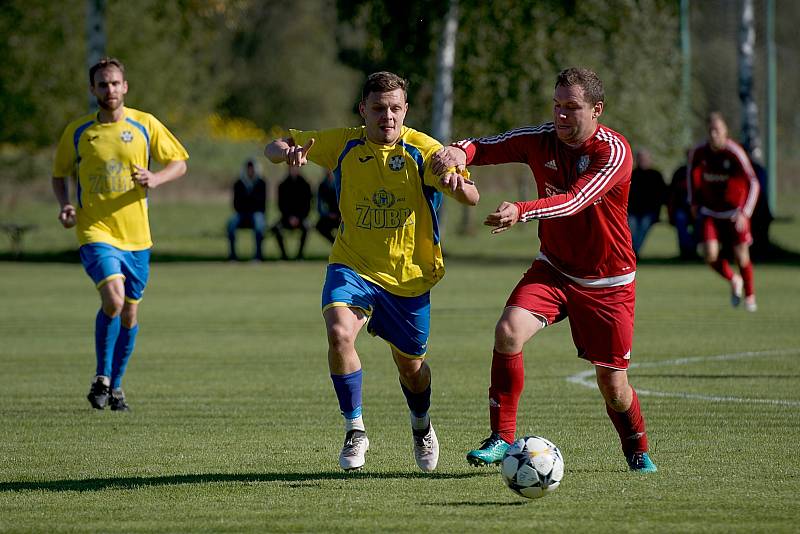 Fotbalisté TJ Sokol Ústí (v červeném) proti FK Kozlovice